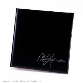 GB Konfirmation album 25x25 sort m/DK tekst sider